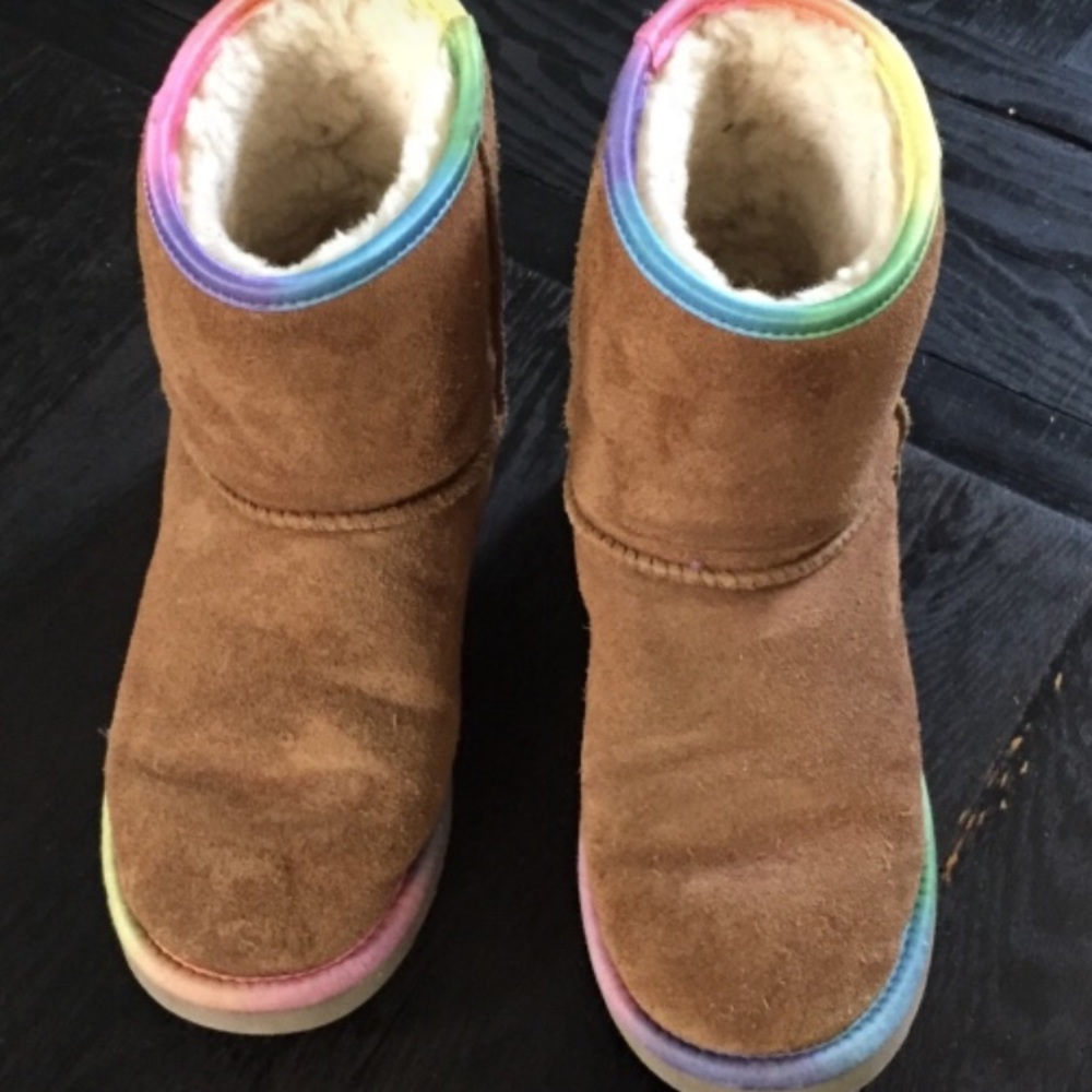 ❌SOLD❌Girls Uggs size 4, barely worn.